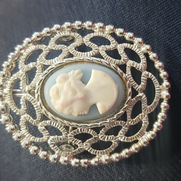 Sarah Coventry Jewelry - Vintage Sarah Coventry Blue White Oval Cameo Brooch Pendant Filagree Signed